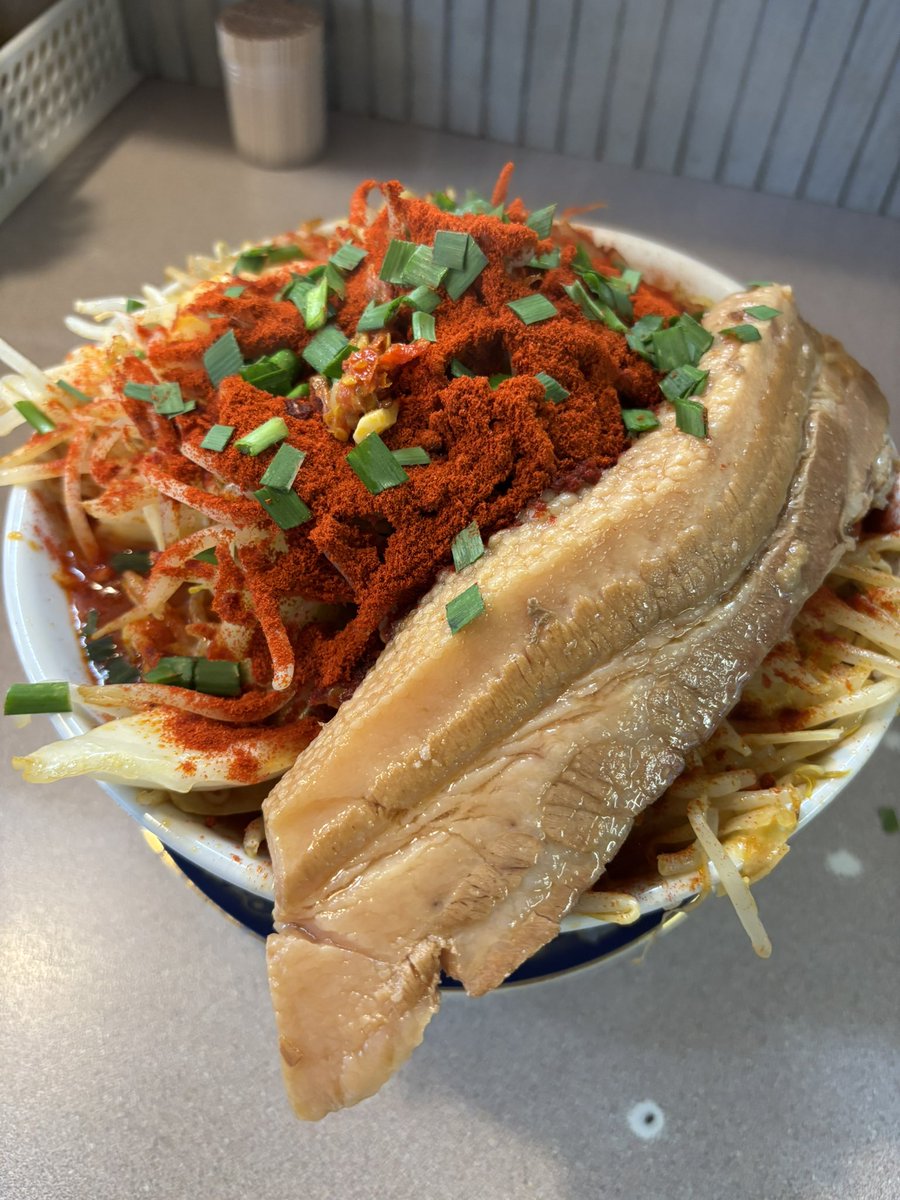 8JYxbzCVQ9x1v0U's tweet image. 皆様おはよう御座います！

本日、お昼11時30オープン！！

夜もラーメンで営業します。

メニュー
醤油、塩、味噌、極旨辛味噌、坦々、煮干し、まぜそば、ペペロン

あとは

タンメンをやるかどーかです！！

極旨辛味噌は

大して辛くない！！

らしい。