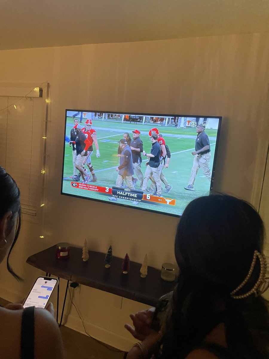 Hank_Walden's tweet photo. At a KD date party. No pledge brothers around.
Had to be a shot creator this evening. Got to my spot and made a play. #SECBall https://t.co/A28WRXi3gQ