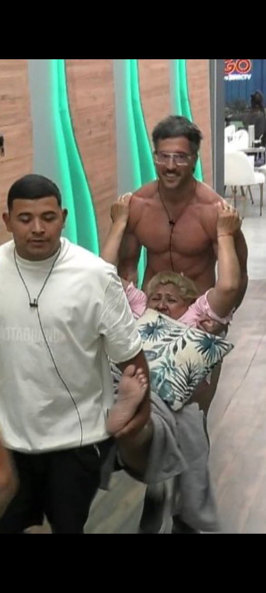 MiluMor28's tweet photo. Mis viejos cuando tenia 7 años y no me quería ir a bañar #GranHermano #GranHermano2025 https://t.co/W1ORepmbXM