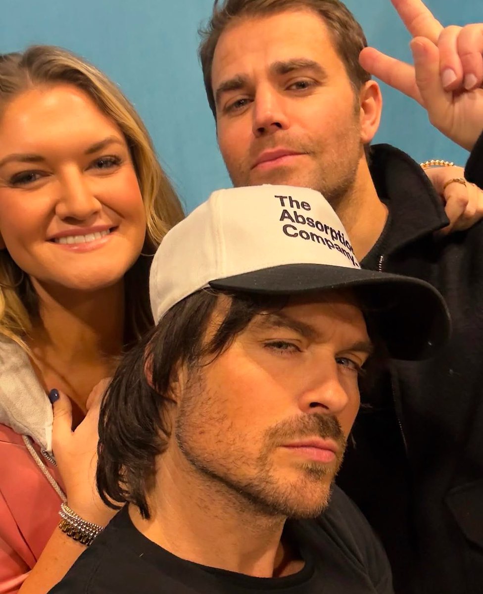 PreviouslySerie's tweet photo. #TheVampireDiaries #TVD
#CrónicasVampíricas #Legacies
#TheOriginals

🔴NOVEDAD🔴

¡Reencuentro del #TVDU!

El elenco vampírico/humano/brujo/licántropo/híbrido se reúne en #IWFF2 y nos regala emotivas imágenes juntos. https://t.co/bkn7kCYdgG