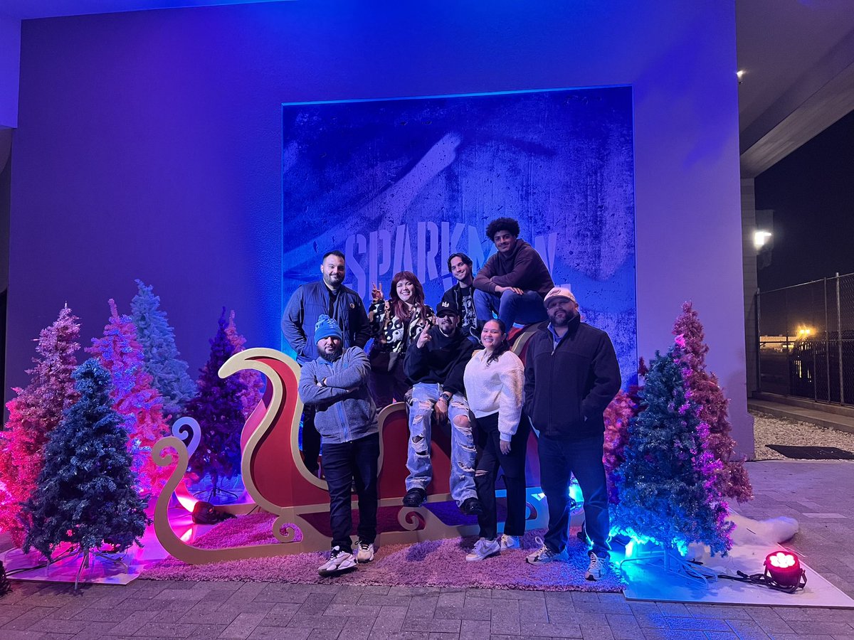 EddieJ08's tweet photo. Yesterday we had the opportunity to celebrate the Holidays with part of the #TeamUni at Splitsville Tiki + Social in Downtown Tampa. 🛷🎄❄️🐂🔵 @NicoleKHinojosa @ToniBraxton222 @One_FLA #LifeAtATT #teambuilding https://t.co/pgeHsRv5Zg