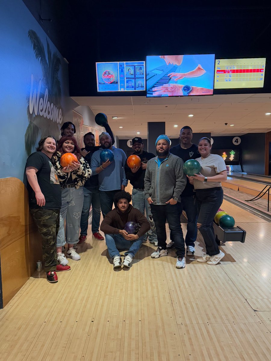 EddieJ08's tweet photo. Yesterday we had the opportunity to celebrate the Holidays with part of the #TeamUni at Splitsville Tiki + Social in Downtown Tampa. 🛷🎄❄️🐂🔵 @NicoleKHinojosa @ToniBraxton222 @One_FLA #LifeAtATT #teambuilding https://t.co/pgeHsRv5Zg