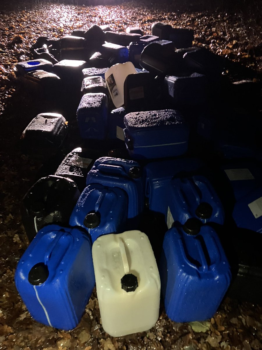 BoswachterEdJ's tweet photo. Vanavond #afvaldumping #drugsafval op de #brabantsewal. #bergenopzoom https://t.co/ONsSJQlCxU