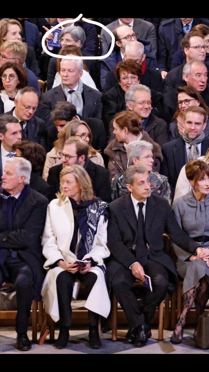 LBleuBlancRouge's tweet photo. J’ai trouvé le lampadaire le moins éclairé de la Cathédrale.

#NotreDameDeParis https://t.co/fOtLQaIPAL