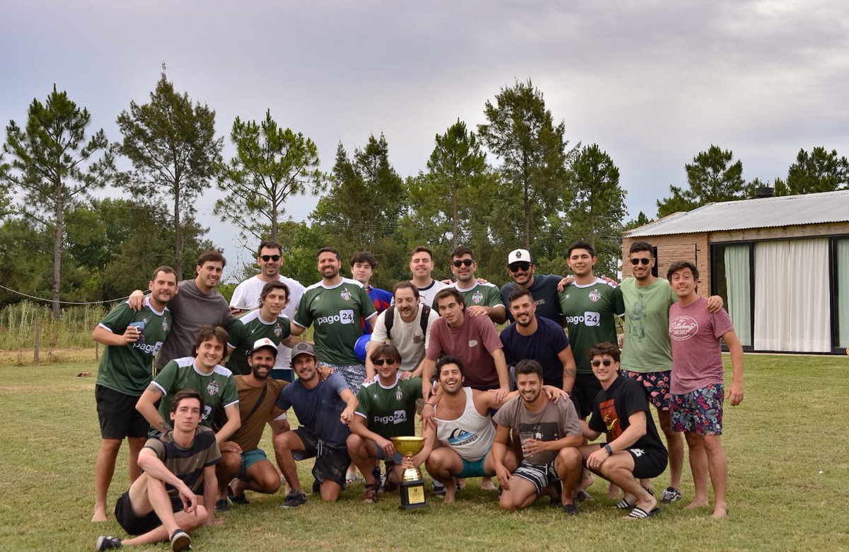 Hermoso finde en Villa Ruiz de la verde con los festejos del campeonato .

Acá hay grupo 💚