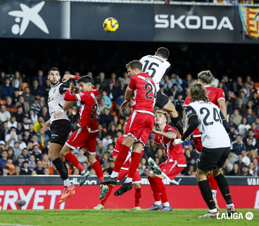 elchiringuitotv's tweet photo. 😳 ¡Busca el empate con insistencia el Valencia! #LALIGAEASPORTS 

👉 Valencia 0-1 Rayo Vallecano | 88' https://t.co/TkdLW3nI8Z