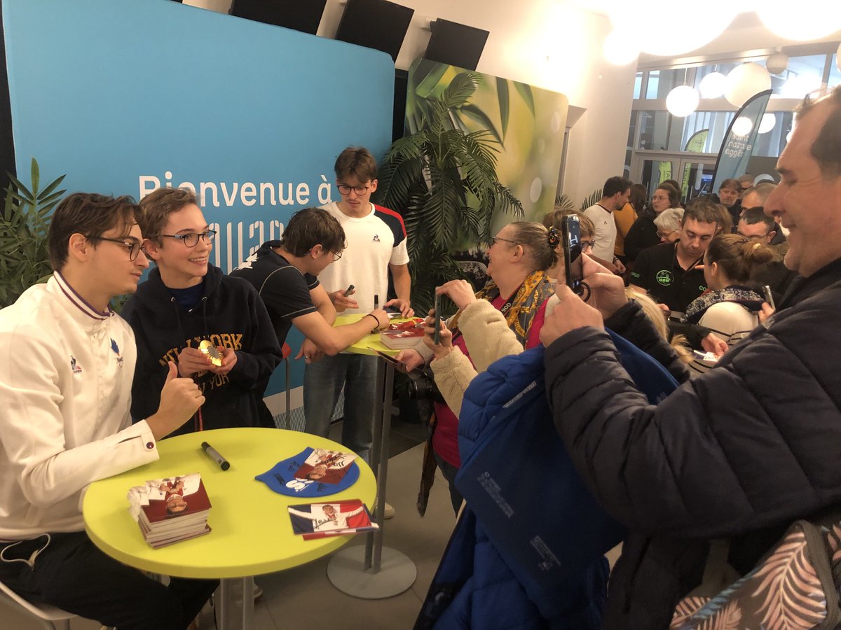 Des champions paralympiques de natation (médaillés or, argent et bronze) sont à #SaintNazaire ce week-end, au championnats de France de natation handisport. Grosse affluence et beaucoup de sourires ce samedi soir à l’Aquaparc pour les autographes et photos avec les médailles.