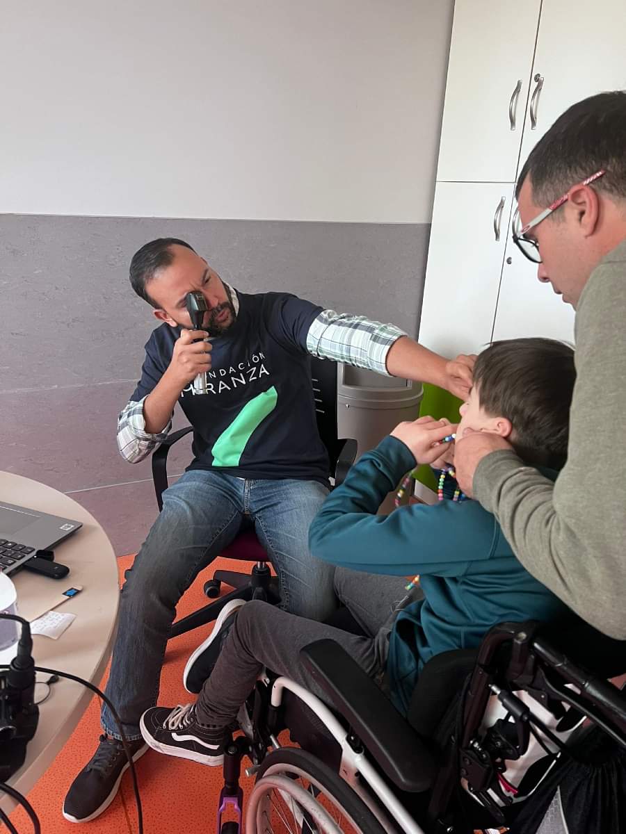 GrupoMiranza's tweet photo. #Prevención. El pasado fin de semana, el equipo de @FundMiranza se desplazó a San Sebastián para realizar revisiones oculares 👓 gratuitas a miembros de @ASPACE Gipuzkoa, entidad que atiende a personas con parálisis cerebral.

📸 ¡Compartimos algunas imágenes! https://t.co/nCVMdrJswD