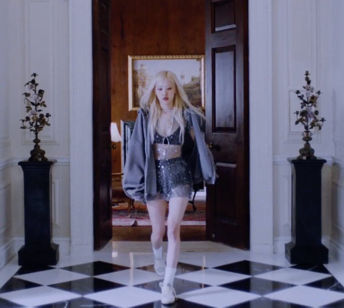 charts_rose's tweet photo. ROSÉ’s “toxic till the end” (1 day 14 hours) becomes the fastest solo music video by a Korean soloist to reach 20 million views on YouTube in 2024, surpassing JENNIE’s “Mantra” (1 day 20 hours). https://t.co/SwJMFOvGto