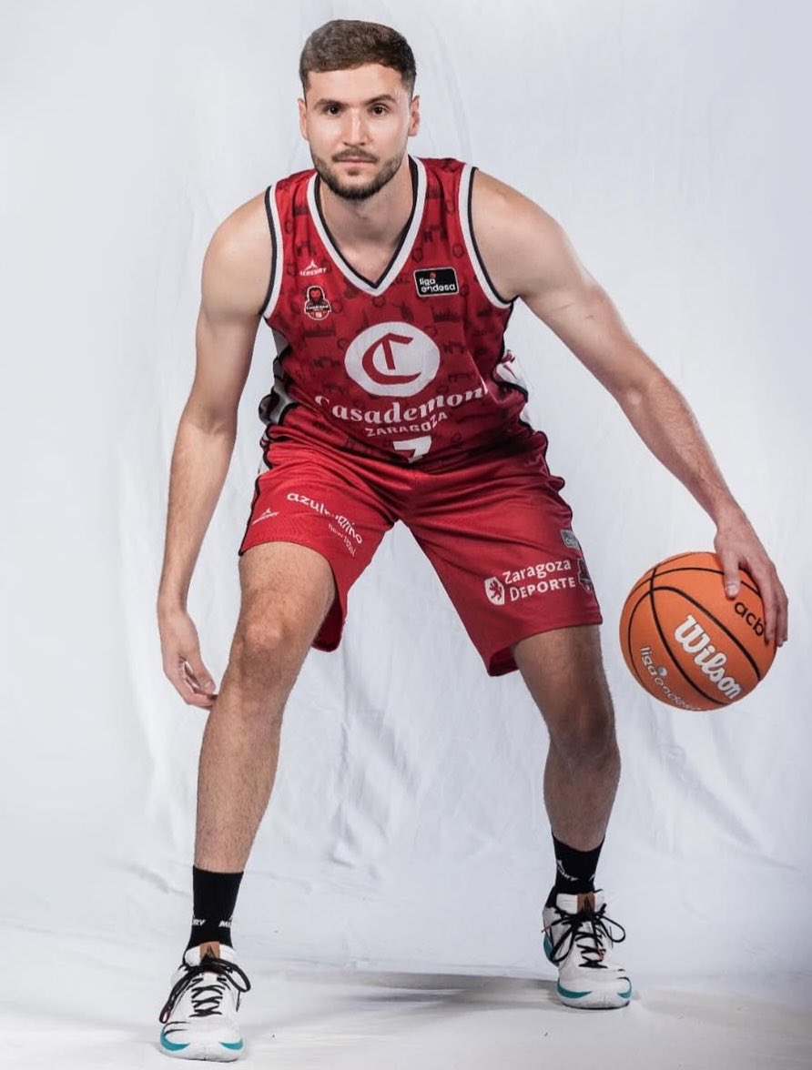 papaporzingis's tweet photo. PERO DON MIGUEL GONZÁLEZ‼️🔥

18 PUNTOS | 4 ROBOS | 2 ASISTENCIAS

2 REBOTES | 4/4 EN TRIPLES | 24 VAL

enorme Miguel con un +10 con el en pista, se merecía este partido💪🏻🦁 https://t.co/AW7F1lipGB