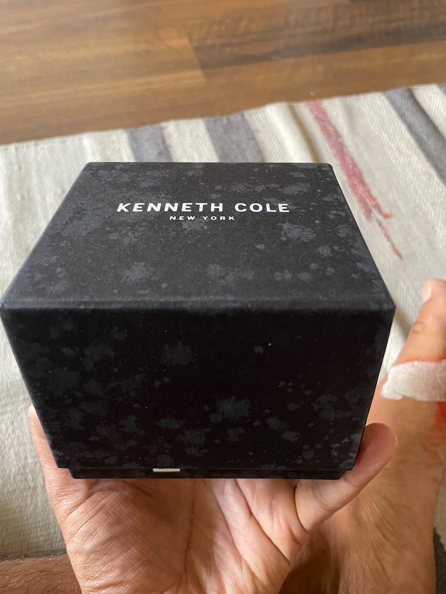 JaiGupta_'s tweet photo. @AJIOLife @AjioCares outstanding work sending fungus infested watch box and used watch when ordered from AJIO luxe. Could get a better box from a local shop for a local watch!!

@TATACLiQLuxury you cannot outperform AJIO in shittiness and service. #tataisbest https://t.co/1o6OvuaJ53