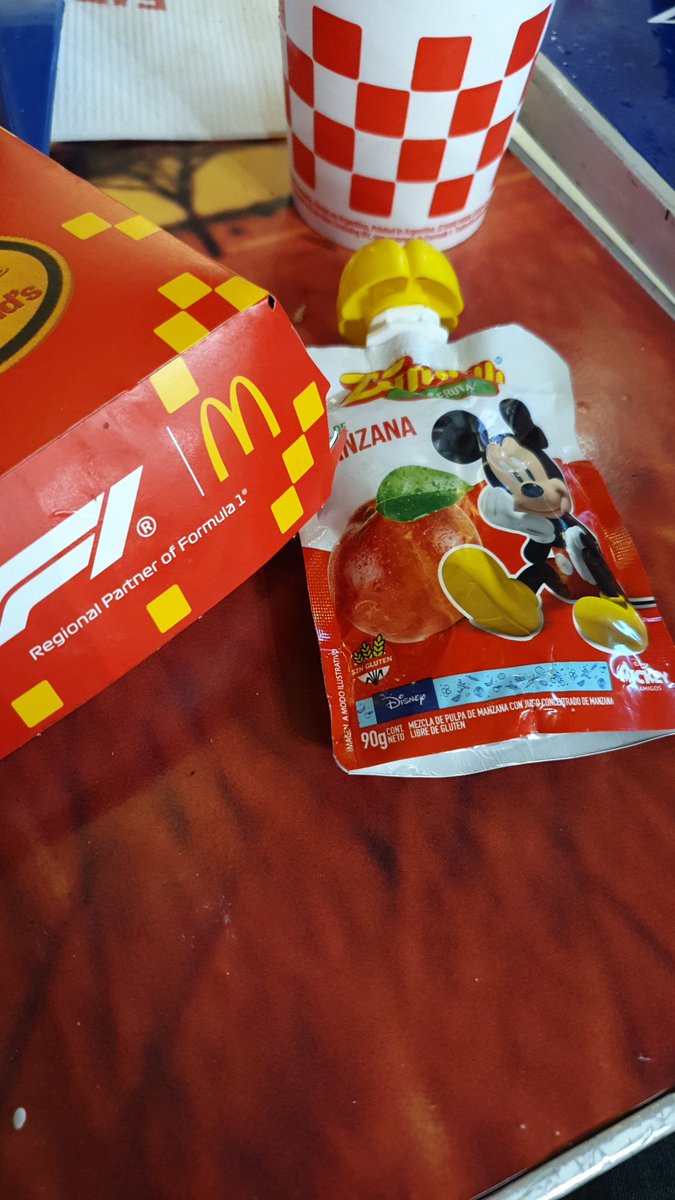 leonjuarez's tweet photo. @McDonalds @McDonalds_Ar  deberían darse cuenta ya que los pibes (y padres)  odiamos este puré, es un desperdicio de comida porque la gente lo tira, mil veces mejor el yogurt , ojalá te dieran más opción de no elegir esa porquería y cambiarlo por más papas como antes.. #mcdonalds https://t.co/ZX0QsBaYQS