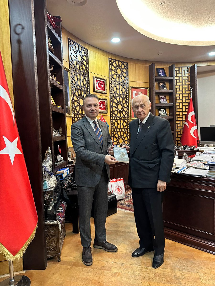 Liderimiz Sayın Devlet Bahçeli’ye son çıkan “Beslediğiniz Kurtların Savaşı” kitabımı takdim ettim. 

Bir bilge, ülkenin önde gelenlerinin torunlarına eğitim veriyordu. Onlara dedi ki:
- İçimde bir savaş var. Korkunç bir savaş. İki kurt arasında. Bu kurtlardan birisi ihaneti,