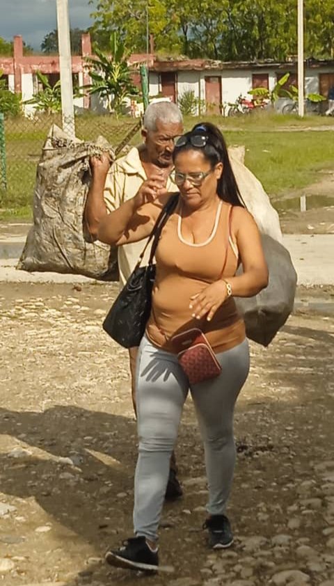 GHNordelo5's tweet photo. En el Consejo Popular Paraguay, de Guantánamo, hoy se recicló, con #GER y los #CDRCuba #Cuba #RecicloMiBarrio #SomosDelBarrio https://t.co/I7YesbIiao