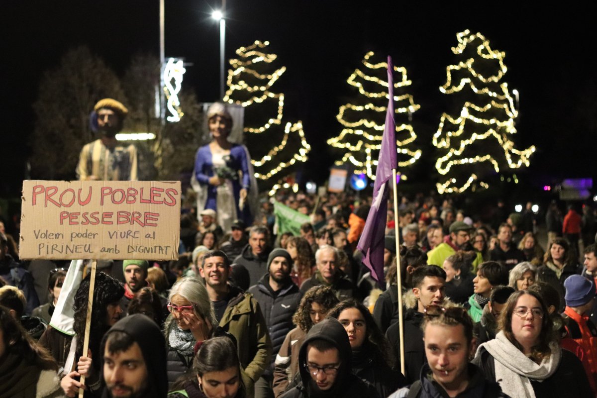 📢 #ENMOVIMENT
Milers de persones omplen els carrers de la Seu per un Pirineu Viu
▶️La manifestació per un habitatge digne al Pirineu compta amb una afluència de quatre mil persones
elsetembre.cat/noticia/1678/m…