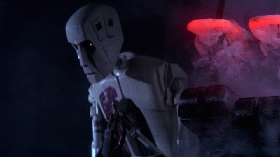 En Puerto Borgo aparece un klatooniano tatuándose la insignia del clan Desilijic Tiure, una de las 5 familias que forman el Cártel Hutt y a la que pertenecía Jabba. Su tatuador es un droide de fundición serie 8D, como 8D8, el droide torturador del palacio de Jabba.

#SkeletonCrew