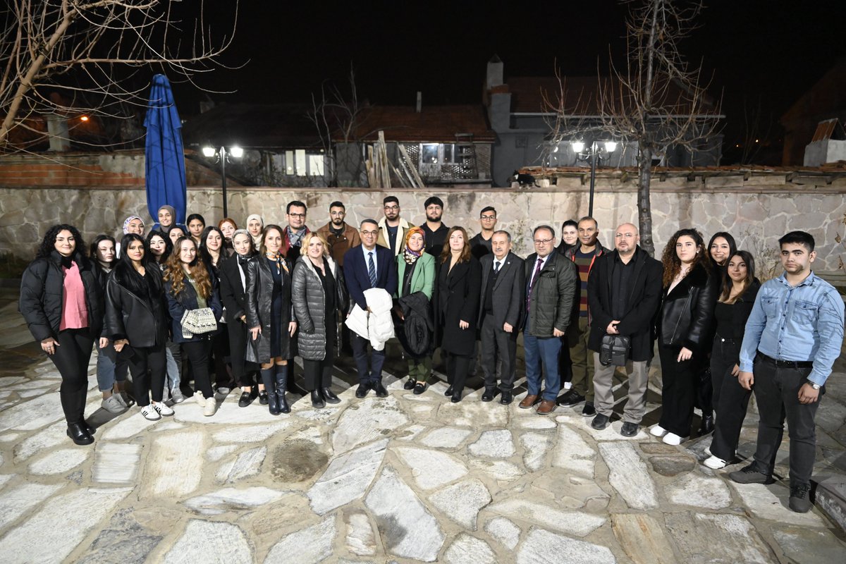 6 Aralık tarihinde Uşak Üniversitesi Öğrenci Konağı ve Kültürevinde gerçekleştirdiğimiz Kamu Yönetimi Bölümü Kariyer Günleri-1: İdari Yargı Hakimliği başlıklı Söyleşimizde konuğumuz Hakim Arzu ALTINOĞLU KAYA (Uşak İdare Mahkemesi) idi. Kendisine çok teşekkür ederiz.