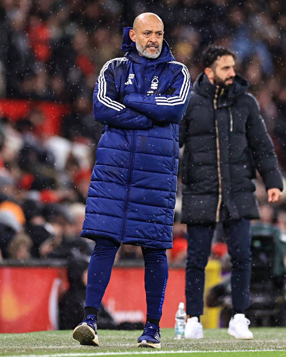 Nuno Espírito Santo é o primeiro treinador da história do Nottingham Forest a ganhar em Anfield e em Old Trafford na mesma época 👏