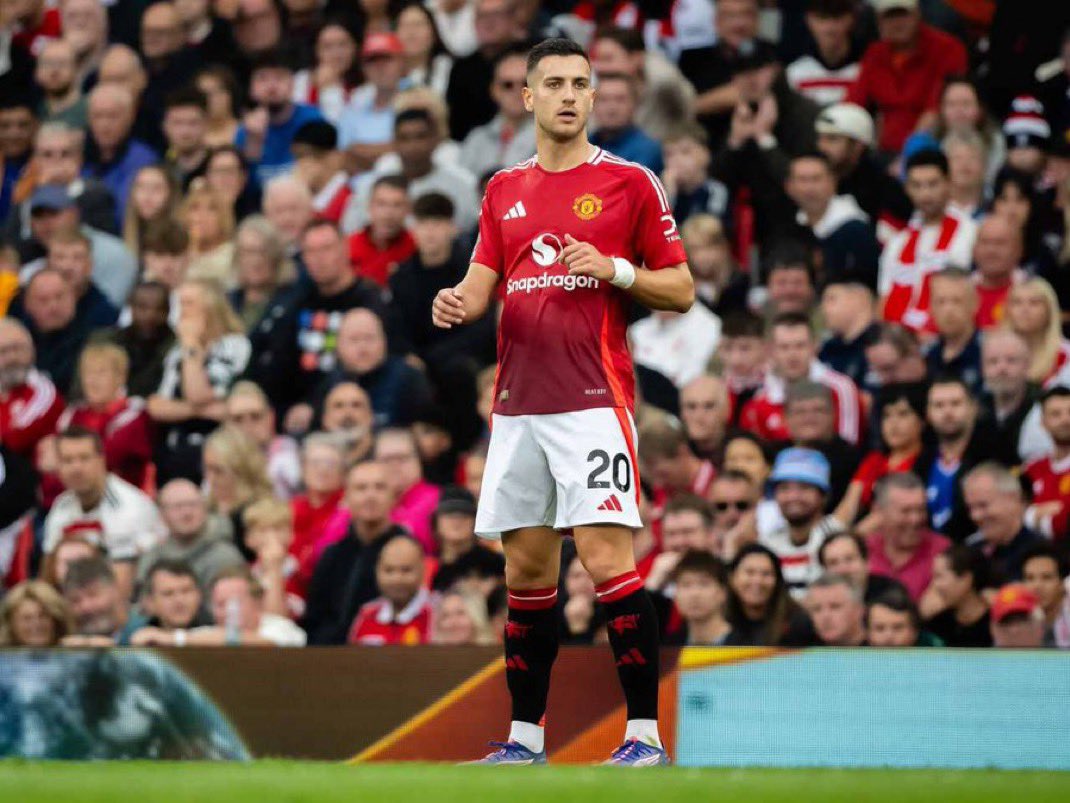 Realisiah1's tweet photo. Honest thoughts on Diogo Dalot? 🇵🇹 🔴 https://t.co/gcnvimNSaD