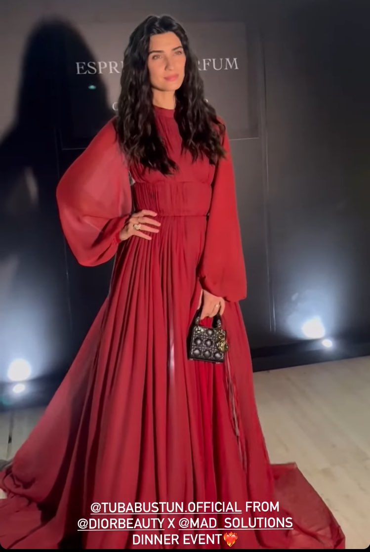 WenCA26's tweet photo. Tubis looks like a goddess ascending her throne! 🤩🥀Magnificent! 💫⚡️🔥
#TubaBüyüküstün 
#DiorBeauty #MadSolutions https://t.co/fcMwD0lXi1
