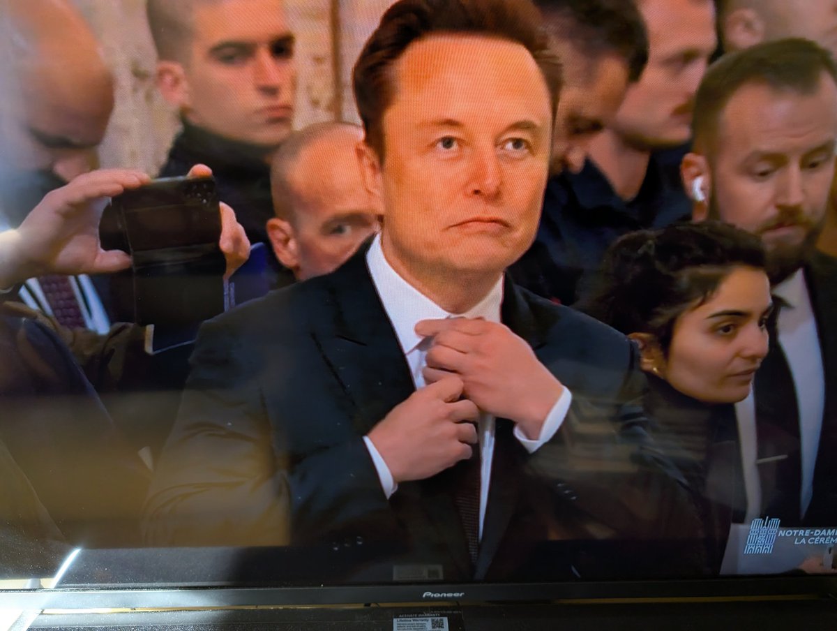 commentor2013's tweet photo. À @NOTREDAMEPARIS samedi @elonmusk est présent. Il a investi - c'est le cas de le dire - plus de 270 M $ dans la campagne présidentielle de Donald Trump (chiffres officiels de la @FEC). Comme donateur pour la reconstruction de la Basilique, quel montant a-t-il donné? Mystère. https://t.co/IC7Pn68Dj4