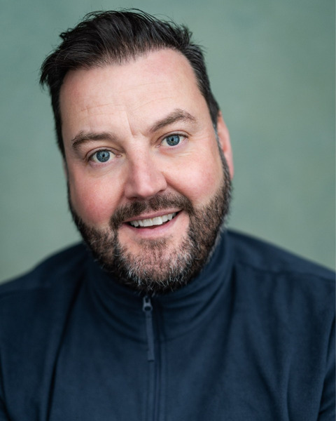 SWATalent's tweet photo. Wishing our brilliant @Simon_Fielding and all the cast and crew a fab opening night in #SnowWhite @The_Churchill @XRoadsPantos The festive season has begun! 🍎 https://t.co/CfrUNNgrcT