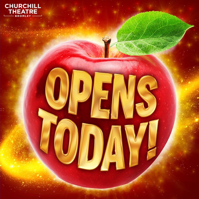 SWATalent's tweet photo. Wishing our brilliant @Simon_Fielding and all the cast and crew a fab opening night in #SnowWhite @The_Churchill @XRoadsPantos The festive season has begun! 🍎 https://t.co/CfrUNNgrcT