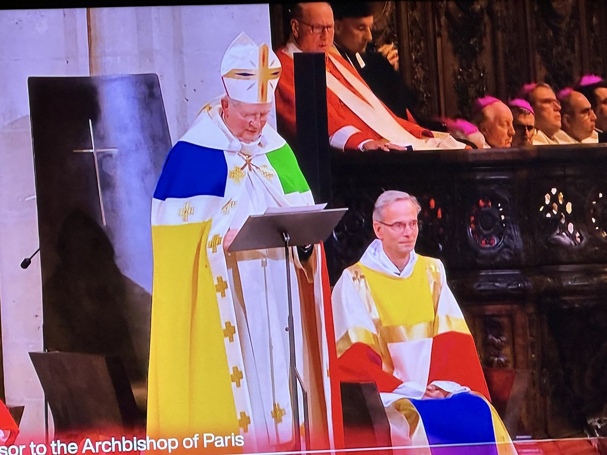 nikspadoni's tweet photo. Why is everything happening in France so cringe lately? #NotreDameDeParis https://t.co/O4VbFeBtpX