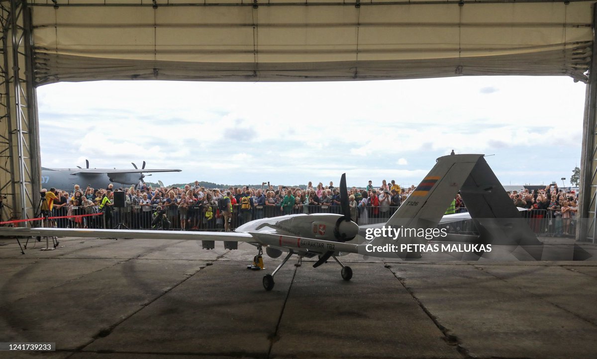 El Bayraktar TB2 está revolucionando la guerra con sus capacidades de ataque de precisión. Equipado con sensores avanzados y una carga útil de municiones inteligentes, ha demostrado su valor en conflictos en Siria, Libia y Ucrania. 🚀 #GuerraConDrones #BayraktarTB2 #Tecnologia