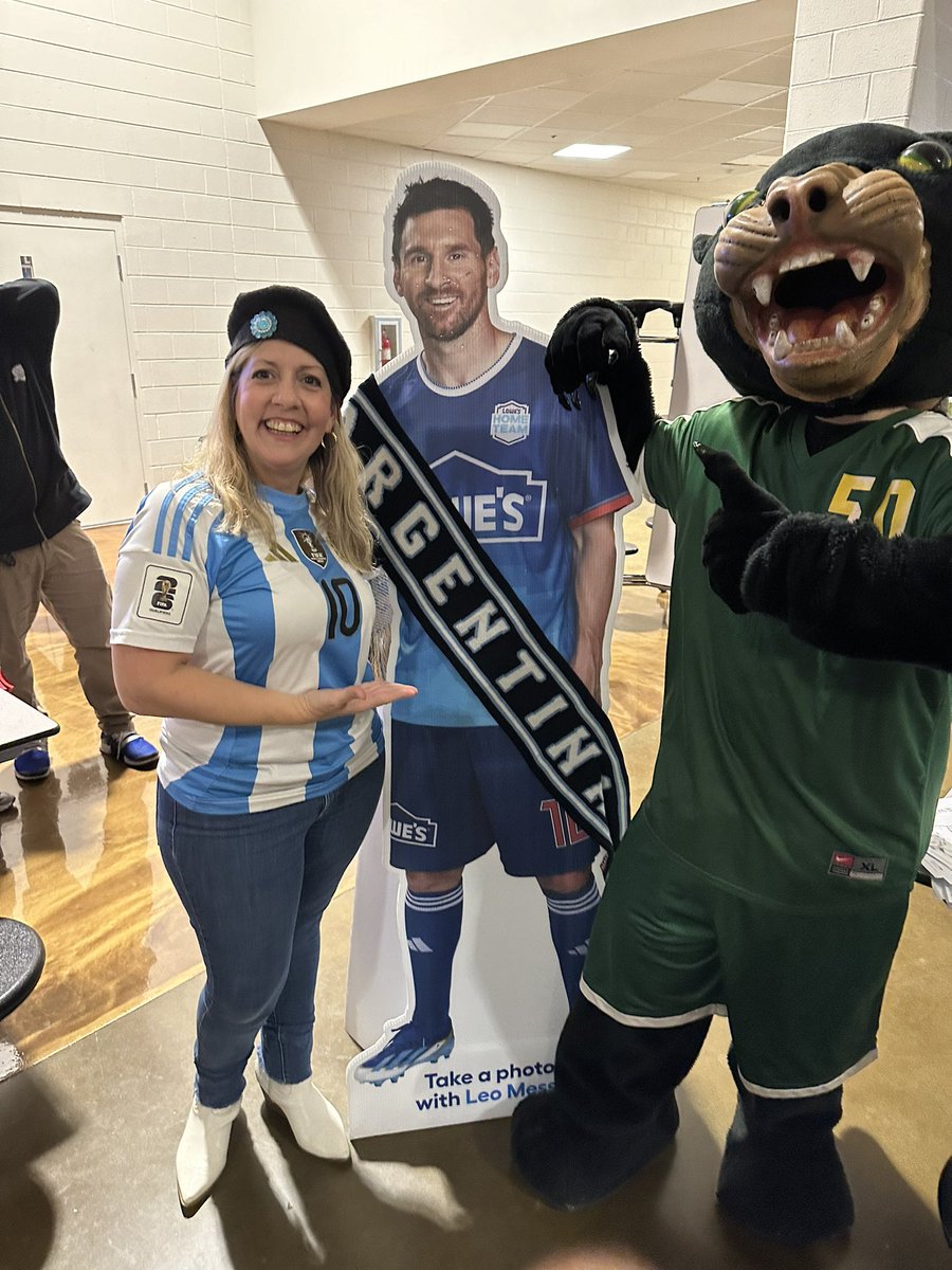 MiguezTeacher's tweet photo. International Night! It is a honor to share my culture in this so special night. Each teacher represent a country, an of course, I chose Argentina! With the best company, my daughter helping me preparing alfajores @MicheleMacumber @ParticipateLrng #unitedourworld @PaisleyMagnet https://t.co/xdVSnLAA0K