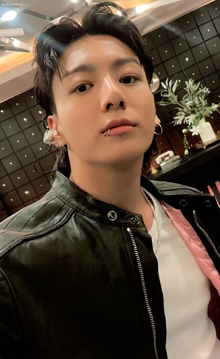 BTSbulletpr0of7's tweet photo. Em 2024 #JungKook se torna o solista de K-Pop  mais transmitido nas três gigantes do streaming: #Spotify #YouTube e #Applemusic. https://t.co/26NmDIlX4g