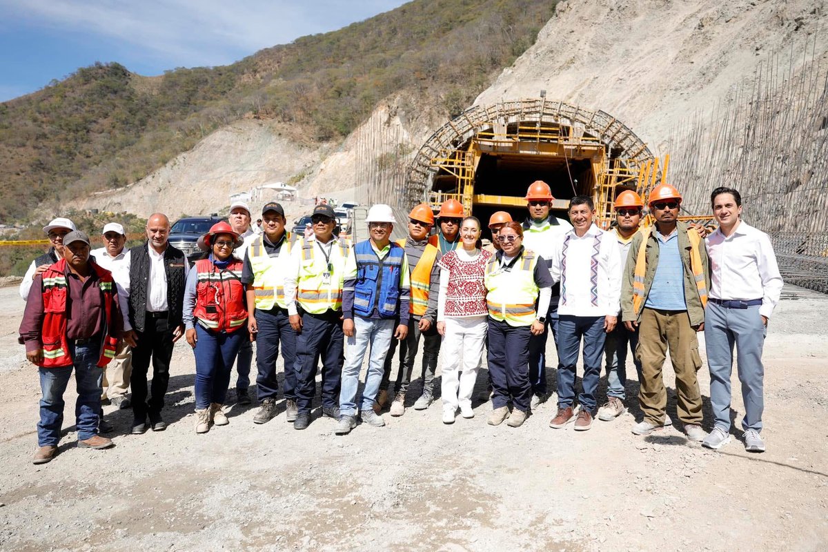 CentralQNoticia's tweet photo. La presidenta @Claudiashein Claudia realiza un recorrido de supervisión de la autopista #Mitla - #Tehuantepec junto al Gobernador @salomonj. Esta vía conectará la región de los #VallesCentrales con la región del #Itsmo y se espera esté concluida para finales de enero del 2025.
#CentralQNoticias #Oaxaca #Noticias
https://t.co/YZa7OI9OXh
