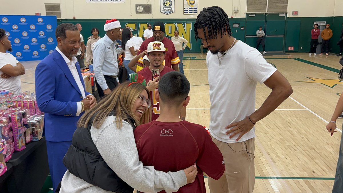 Inland_Sports's tweet photo. 🏈 @Commanders are on a bye this week, so QB Jayden Daniels returned home to San Bernardino to pass out free toys & @raisingcanes to the local community!!
🎁 The former Cajon Cowboy star giving back during the Holiday season!
#ThatKid
@JayD__5
@cajonfootball
@SportswithPep https://t.co/mXCydCLoSa