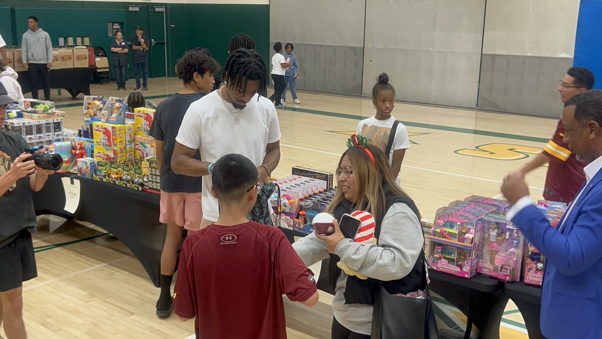 Inland_Sports's tweet photo. 🏈 @Commanders are on a bye this week, so QB Jayden Daniels returned home to San Bernardino to pass out free toys & @raisingcanes to the local community!!
🎁 The former Cajon Cowboy star giving back during the Holiday season!
#ThatKid
@JayD__5
@cajonfootball
@SportswithPep https://t.co/mXCydCLoSa