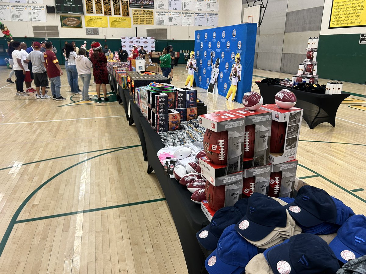 Inland_Sports's tweet photo. 🏈 @Commanders are on a bye this week, so QB Jayden Daniels returned home to San Bernardino to pass out free toys & @raisingcanes to the local community!!
🎁 The former Cajon Cowboy star giving back during the Holiday season!
#ThatKid
@JayD__5
@cajonfootball
@SportswithPep https://t.co/mXCydCLoSa