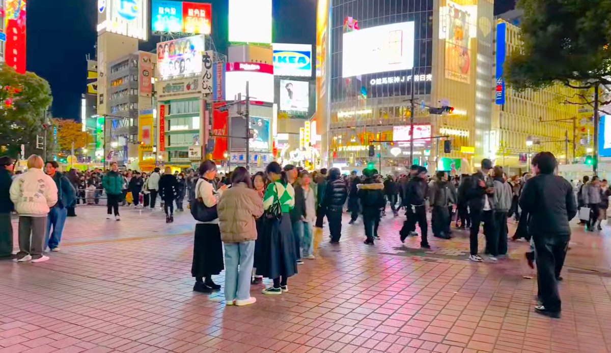 mayuahx's tweet photo. 11pm on Saturday December 7, 2024, the night temperature in Shibuya, Tokyo is 5 degrees. 🌖 tonight very very cold...
this weekend is many people too...Very crowded
#shibuya #TokyoNight #WalkInTokyo #DateInTokyo #気温5度 #寒い https://t.co/nquuylsqqd