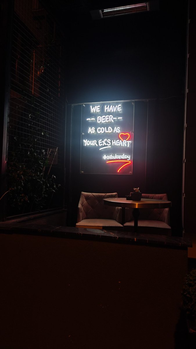 z_firari's tweet photo. Karaköy de gezerken gördüm. Müşteri çekmek için güzel taktik )) https://t.co/YuXba4Xvco