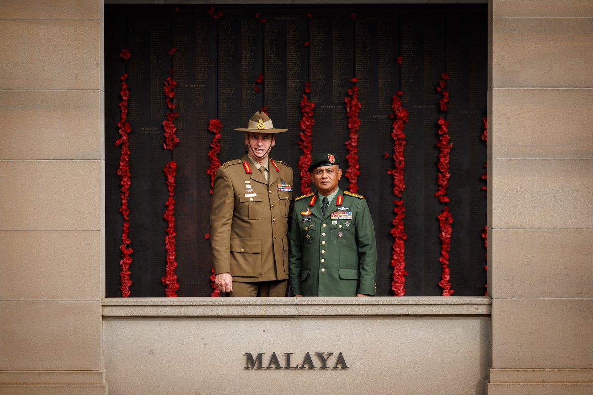 DefenceAust's tweet photo. Head of the Australian Delegation, Major General Andrew Freeman, recently met with his counterpart with the Malaysian Army, Major General Dato' Azhan bin Hj Md Othman, to discuss regional security, army-to-army interoperability & relationship building. 🤝@MarkasATM #YourADF https://t.co/M9wyYjeiEG