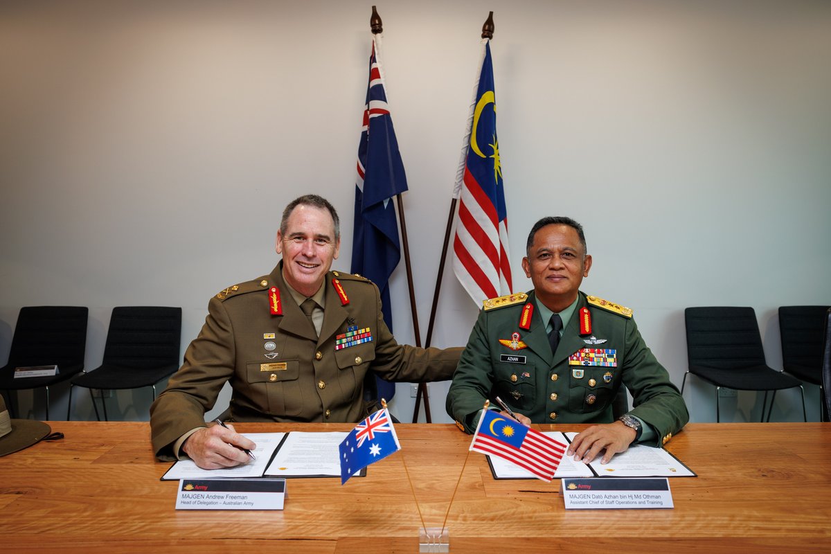 DefenceAust's tweet photo. Head of the Australian Delegation, Major General Andrew Freeman, recently met with his counterpart with the Malaysian Army, Major General Dato' Azhan bin Hj Md Othman, to discuss regional security, army-to-army interoperability & relationship building. 🤝@MarkasATM #YourADF https://t.co/M9wyYjeiEG