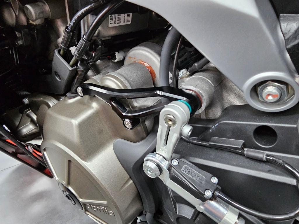 RaceTorx's tweet photo. Support for gear shifting in the Aprilia 660 lineup helps to minimize incorrect gear changes and provides a smoother transition for an enhanced riding experience. #shiftsupport #aprilia #aprilia660 #rs660 #toureg660 https://t.co/yqf9CEOItg