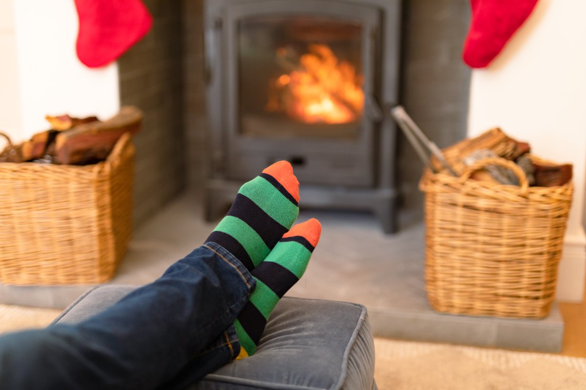 ApexFootHealth's tweet photo. Standing or walking for prolonged periods can be tough on your feet. Elevate your feet whenever possible to reduce swelling and improve blood flow. Remember to stretch your feet and legs to keep them flexible and healthy. #FootHealth #Stretch #Recovery https://t.co/3sgFjkVFlI