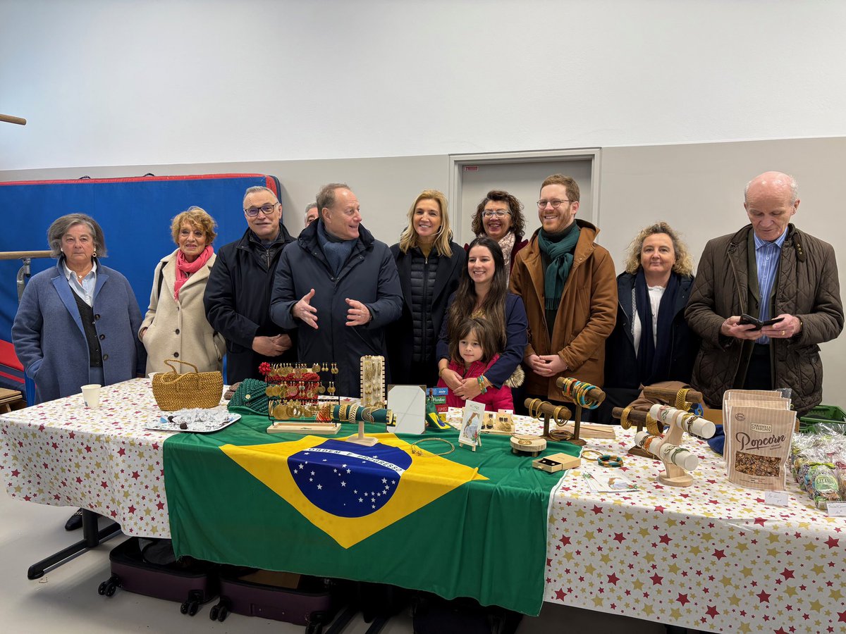 mairie15's tweet photo. .@Philippe_Goujon, Maire de #Paris15, aux marchés de #Noël de l’@ENCBlomet et de Sainte Elisabeth, à la braderie du Foyer de Grenelle, rue de l’Avre, et au vide-grenier de la rue de Vouillé https://t.co/wu2UxrSH7y