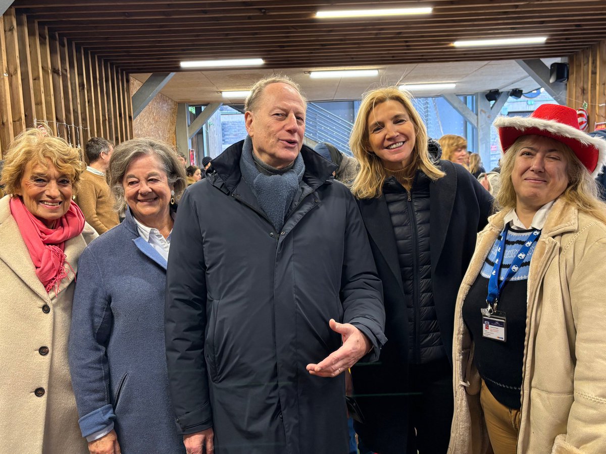 mairie15's tweet photo. .@Philippe_Goujon, Maire de #Paris15, aux marchés de #Noël de l’@ENCBlomet et de Sainte Elisabeth, à la braderie du Foyer de Grenelle, rue de l’Avre, et au vide-grenier de la rue de Vouillé https://t.co/wu2UxrSH7y
