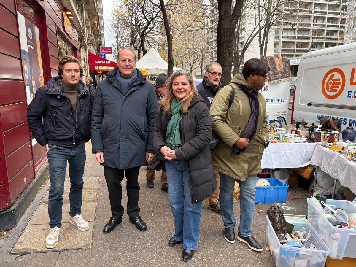 mairie15's tweet photo. .@Philippe_Goujon, Maire de #Paris15, aux marchés de #Noël de l’@ENCBlomet et de Sainte Elisabeth, à la braderie du Foyer de Grenelle, rue de l’Avre, et au vide-grenier de la rue de Vouillé https://t.co/wu2UxrSH7y
