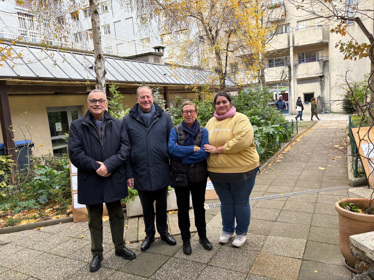 mairie15's tweet photo. .@Philippe_Goujon, Maire de #Paris15, aux marchés de #Noël de l’@ENCBlomet et de Sainte Elisabeth, à la braderie du Foyer de Grenelle, rue de l’Avre, et au vide-grenier de la rue de Vouillé https://t.co/wu2UxrSH7y