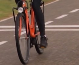 shalala555's tweet photo. 向かい風自転車選手権にデヨンゲも出てたんだw
仕事での逆風に比べたら、何てことない逆風だったそうです😆

さすがに自転車の時は革靴じゃないわね...スケッチャーズかな(適当 https://t.co/wORuh3tOxX