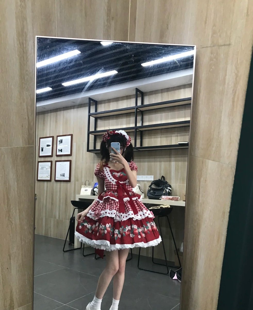 zoyalolow's tweet photo. Baru dapet rentalan baju lolita luuck banget https://t.co/WCLJpmwUJI