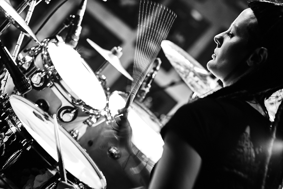 🥁 Katy Elwell, the dynamic drummer of French progressive rock trio LIZZARD, has her hands featured among 250+ musical legends in the HANDS BOOK ONLINE. Gift codes available—share this unique collection with fellow music lovers! 🎶
<a href="/elwell/">🟦 farmerK - @elwell.bsky.social</a>.katy @lizzardmusic <a href="/LizZardband/">LizZard</a>