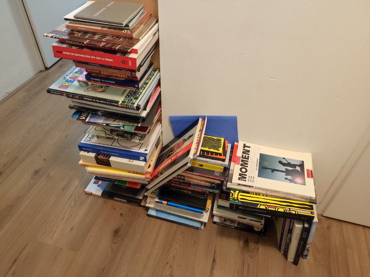 Eigenlijk perfect werk voor zo'n grauwe dag, boeken uitzoeken. Dit is de stapel die tot nu toe weg kan. Tenzij ex-vriendin ze alsnog wil houden. Dat is ook prima..maar dan ben ik ze straks iig kwijt.