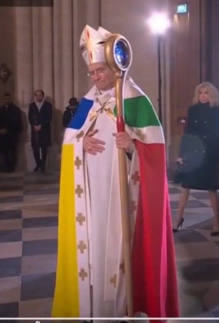Babar_le_Rhino's tweet photo. Bravo à ce prêtre qui a rêvetu à la fois les couleurs de l'Ukraine et celles de la Palestine 🇺🇦 🇵🇸 https://t.co/xORHnL6dTx